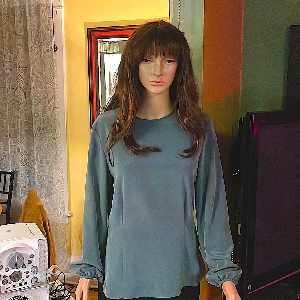 Gorgeous avocado button up back blouse!!